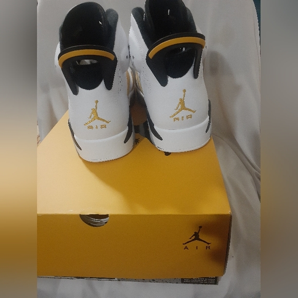 Jordan 6 orche size 9.5 - Picture 3 of 4